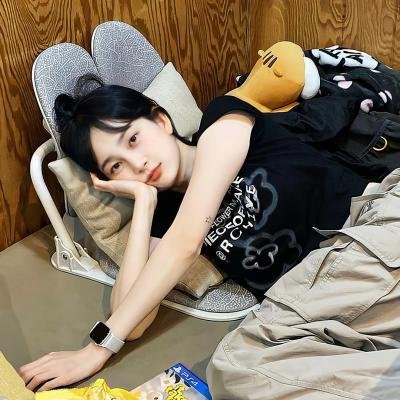 持摄像机的人封面